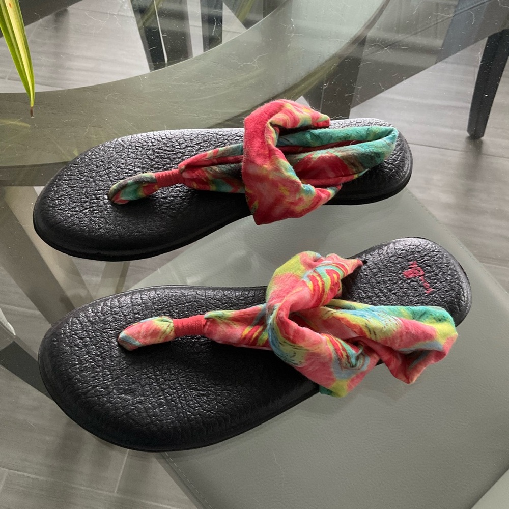 Sanuk sandals sz p very colorful